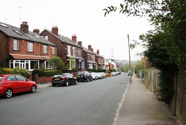 Az LILAC utcája tipikus angol kertvárosi hangulattal.