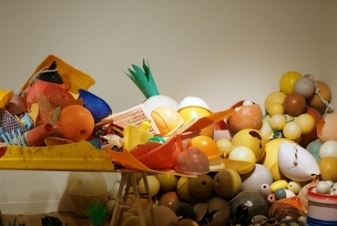 Patra sodródott műanyag hulladék.Jürgen Lehl kiállítása a tokiói modern művészeti múzeumban (MOT) - fotó: Kovács Bence