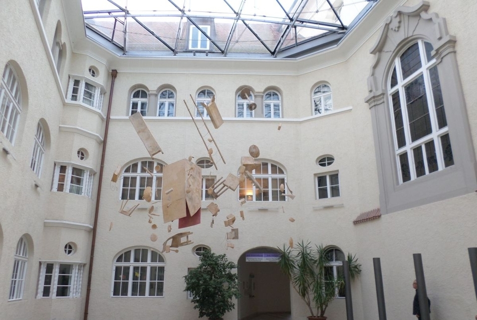 Brixeni kórház belső udvar üvegfedéssel