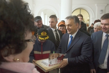 Orbán Viktor miniszterelnök (j2) a város lakóival, miután a Modern városok program keretében együttműködési megállapodást írt alá Ács Rezső (Fidesz-KDNP) polgármesterrel (j) Szekszárdon 2016. február 23-án. MTI Fotó: Koszticsák Szilárd