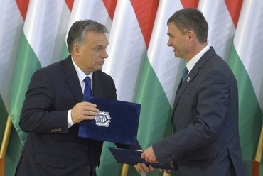 Orbán Viktor miniszterelnök (b) és Ács Rezső (Fidesz-KDNP) polgármester a Modern városok program keretében kötött együttműködési megállapodás aláírásán Szekszárdon 2016. február 23-án. MTI Fotó: Koszticsák Szilárd