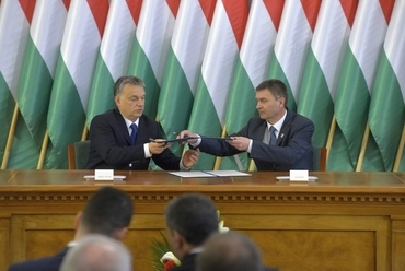 Orbán Viktor miniszterelnök (b) és Ács Rezső (Fidesz-KDNP) polgármester a Modern városok program keretében kötött együttműködési megállapodást aláírásán Szekszárdon 2016. február 23-án. MTI Fotó: Koszticsák Szilárd