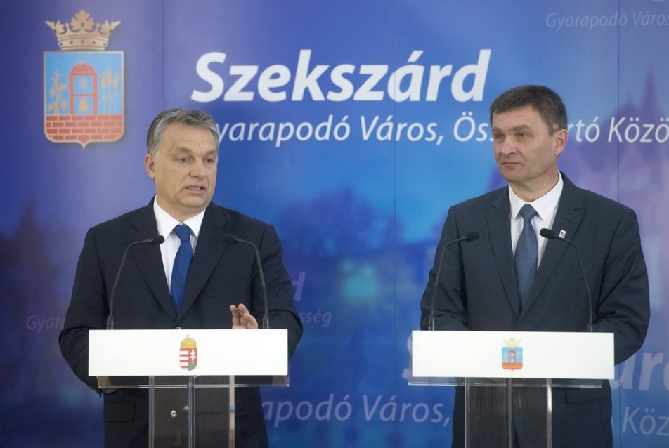 Orbán Viktor miniszterelnök (b) és Ács Rezső (Fidesz-KDNP) polgármester sajtótájékoztatót tart a Modern városok program keretében kötött együttműködési megállapodás aláírása után Szekszárdon 2016. február 23-án. MTI Fotó: Koszticsák Szilárd