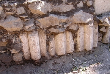 hosszanti várfal alapozás faragott kövekkel 