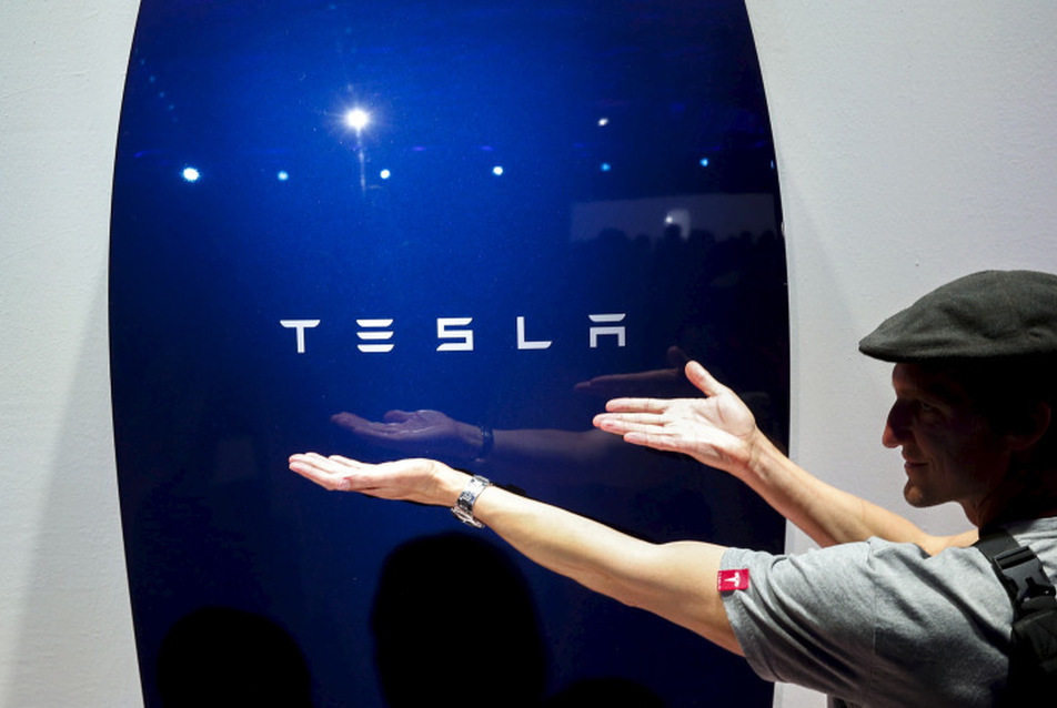 Tesla kísérleti napelemes akkumulátor