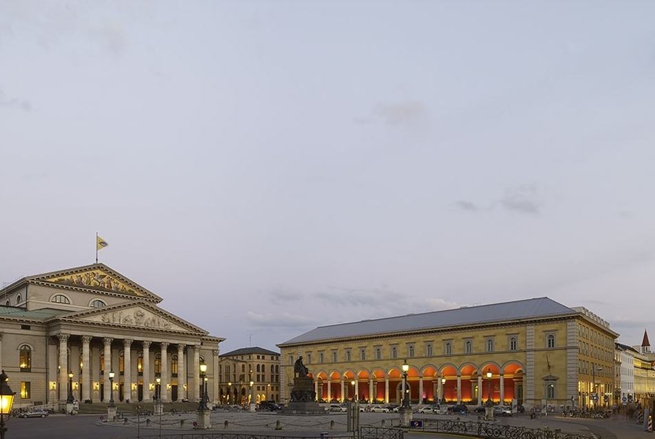 A Max-Joseph téren álló, felújított Palais an der Oper exkluzív területeket kínál kereskedelmi, irodai, szolgáltatási és lakhatási célokra.