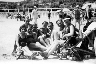 Balatonalmádi strand, 1930 - forrás: Fortepan - fotó: Karabélyos Péter