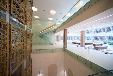 Váci1, 3-4. emeleti közösségi terek, belső lépcsősor - építész: Mózes Péter - fotó: Végel Dániel