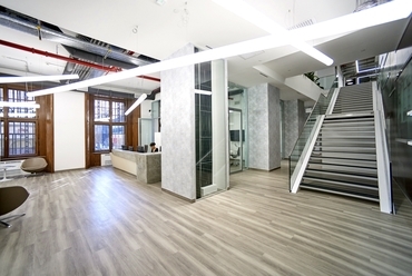 DVM group központi recepció és lépcsősor az 1. emeletre - építész: Mózes Péter - fotó: Végel Dániel