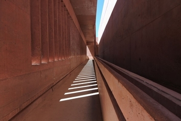 A védőépület közlekedő rámpája - építész: Narmer Építészeti Stúdió - fotó: Vasáros Zsolt