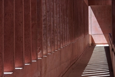A védőépület közlekedő rámpája - építész: Narmer Építészeti Stúdió - fotó: Vasáros Zsolt
