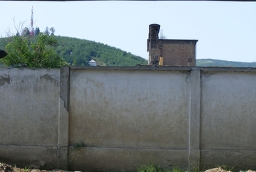 A Gyári úti fal 2012-ben: bejutás csak a kapuknál, engedéllyel - Az ózdi erőmű revitalizációja - építész: Csontos Györgyi DLA, tájépítész: Adorján Anna