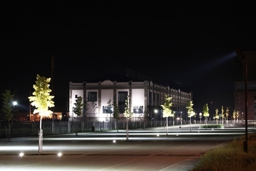 A parkoló éjjel - Az ózdi erőmű revitalizációja - építész: Csontos Györgyi DLA, tájépítész: Adorján Anna