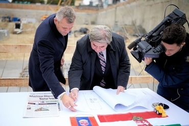 Dr. Bujdosó Sándor aláírja az alaprajzokat - Promenad Gardens alapkőletétel