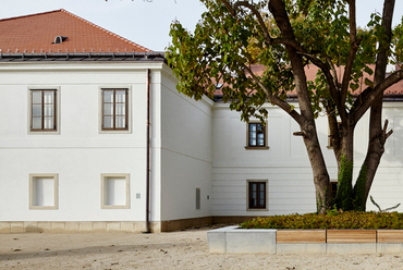 Fertődi Esterházy kastélyegyüttes - Rendezvényközpont, Jószágkormányzói (Tiszttartói) épületegyüttes - építészek: Molnár Csaba DLA, Halmai Dénes, Szentkuti Viktor - fotó: Batár Zsolt