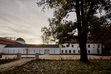 Fertődi Esterházy kastélyegyüttes - Rendezvényközpont, Jószágkormányzói (Tiszttartói) épületegyüttes - építészek: Molnár Csaba DLA, Halmai Dénes, Szentkuti Viktor - fotó: Batár Zsolt