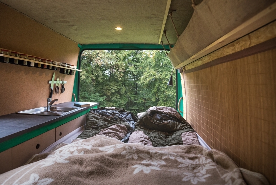 az ágy kinyitva - Furgonból mobilotthon - építész, fotó: Juhász Norbert