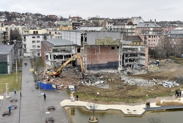 A Millenáris Teátrum bontás alatt álló épülete a Millenáris parkban 2017. március 9-én. - fotó: MTI/Máthé Zoltán
