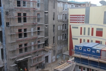a belső udvar látványa az új szárny felső emeleteiről - Milestone kollégium, Budapest - fotó: Varga Csilla