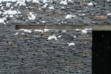 kőburkolat-beton részlet - építész: blipsz, FKM Műterem - fotó: Macalik Arnold (Csíkszenttamás)