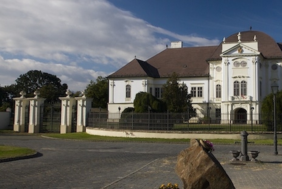 Megújul a szécsényi Forgách-Lipthay-kastély és a benczúrfalvai Benczúr-kúria