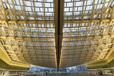 Les Halles bevásárlóközpont és közlekedési csomópont lefedése - építészek: Patrick Berger, Jacques Anziutti - forrás: AGC