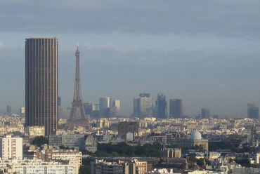 Párizs tornyai: Montparnasse, Eiffel-torony háttérben a Défense negyed - forrás: Wikipedia