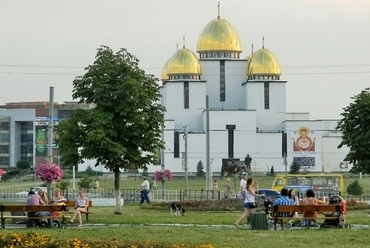 Sykhiv lakótelep központja az új templommal és a bevásárlóközponttal, Lviv, Ukrajna