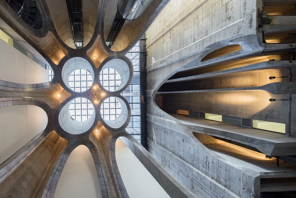 Újjáéledő brutalizmus a silóból átalakított múzeumban