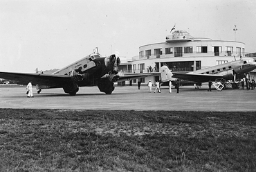 A Budaörsi repülőtér 1939-ben az Air France és a KLM gépeivel - forrás: Fortepan