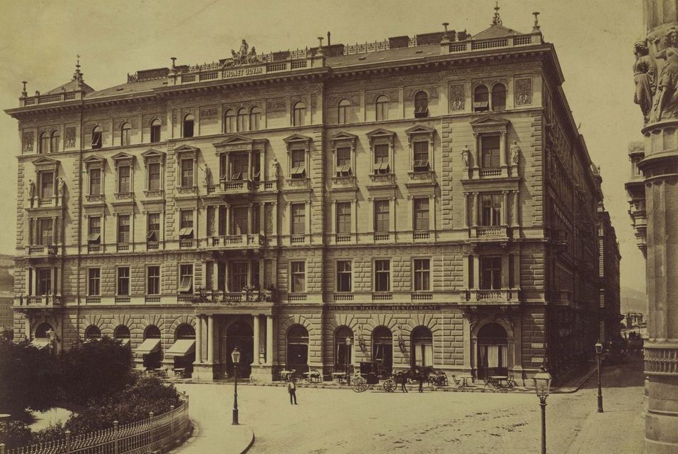 A Thonet-udvar 1877 körül (Klösz György felvétele) - forrás: Fortepan / Budapest Főváros Levéltára