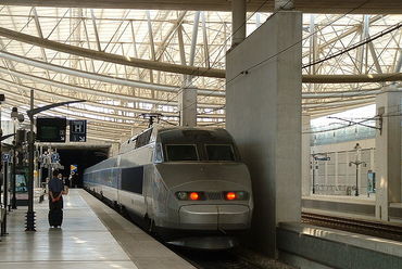 TGV-RER pályaudvar, Roissy - építész: Paul Andreu és Jean Marie Duthilleul - forrás: Wikipedia