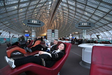 Roissy CDG 2E terminál utasmólója - építész: Paul Andreu - forrás: Wikipedia