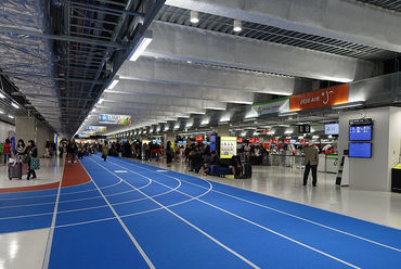 Narita International Airport Terminal 3 - tervező: NIKKEN SEKKEI + Ryohin Keikaku + PARTY - forrás: Wikipedia