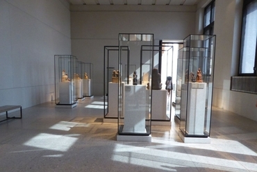 vitrinek között 2018 - a berlini Neues Museum - fotó: Karácsony Tamás