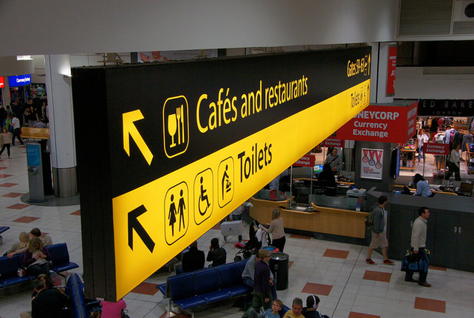 Gatwick repülőtér, London - arculati: Jock Kinneir és Margaret Calvert - forrás: Flickr