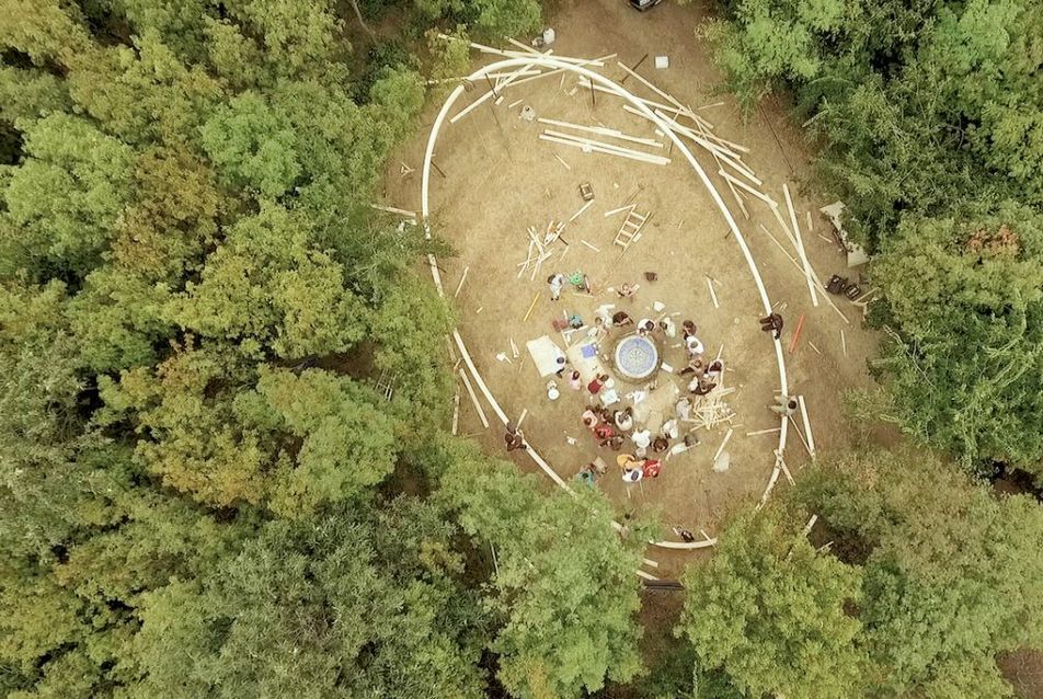 Nyitás felfelé: erdei kápolna a Szent Imre-hegyen