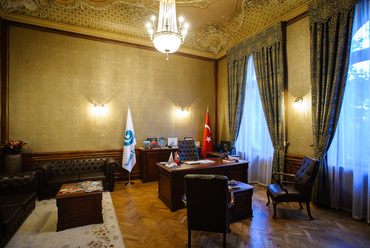 Az első emeleti igazgatói szoba. 