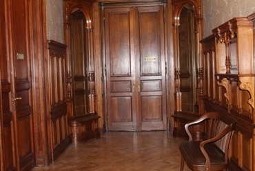 Első emelet, a titkárság és a tárgyaló között. 