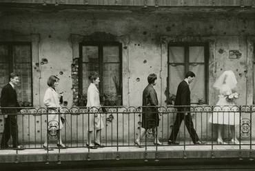 Fejes László Esküvő című képe 1965-ből, (Magyar Fotográfiai Múzeum). A kép Budapesten, a VII.kerület Damjanich utca 35. IV. emeletén készült. 
