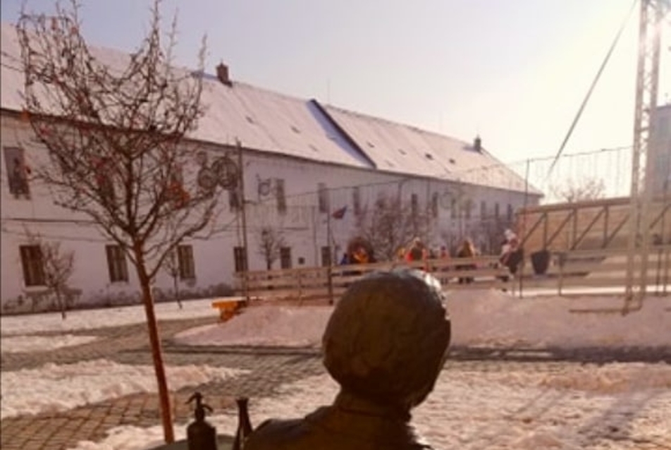 Szanyi Péter: Szindbád, 2013. A pécsi Király utcában ücsörgő Weöres Sándor elődje. Azzal a szoborral ellentétben ez becsületesen meg van oldva.