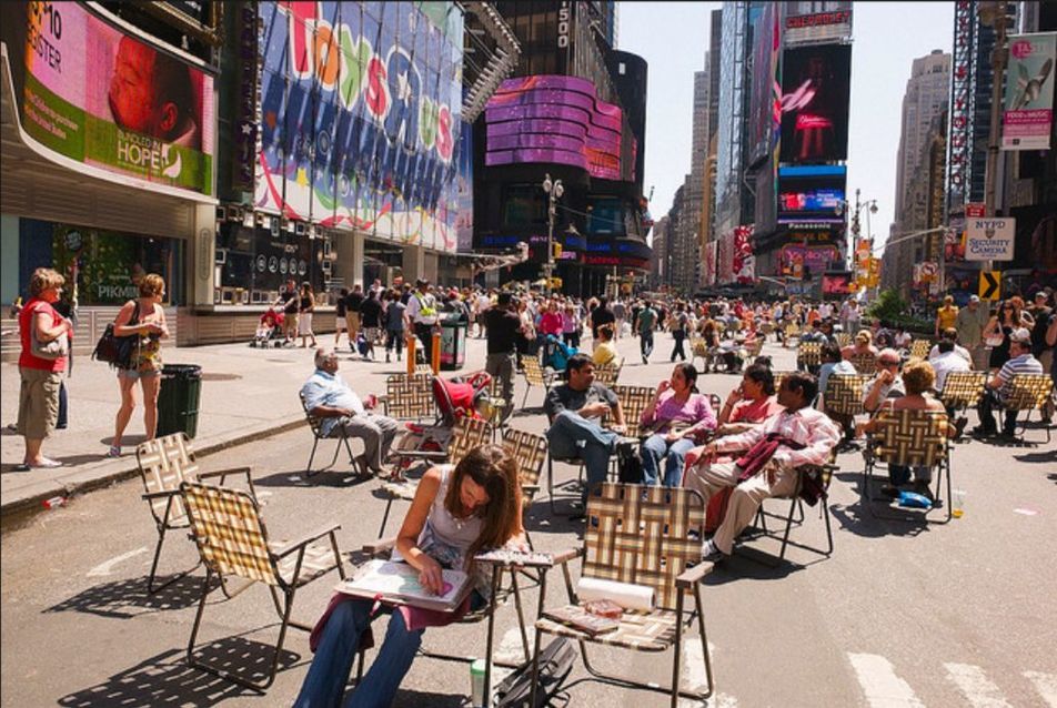 Broadway az ő keze nyomán lett autómentes sétálóutca, hömpölygő gyalogosokkal., forrás: islandpress.com