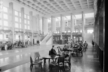 Pillanatkép Ferihegy első termináljának központi csarnokáról 1956-babn, forrás: Fortepan
