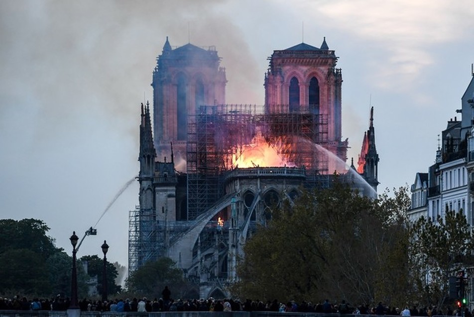 A huszártorony a lángok martaléka lett. Forrás RT France. 