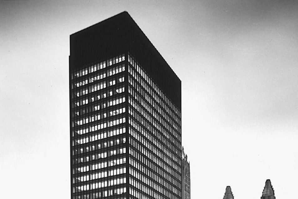 Mies van der Rohe Seagram buildingje New Yorkban. 