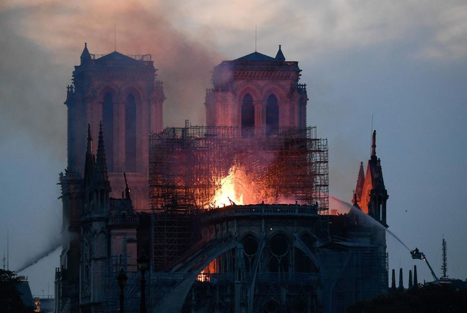 Lángokban a Notre-Dame