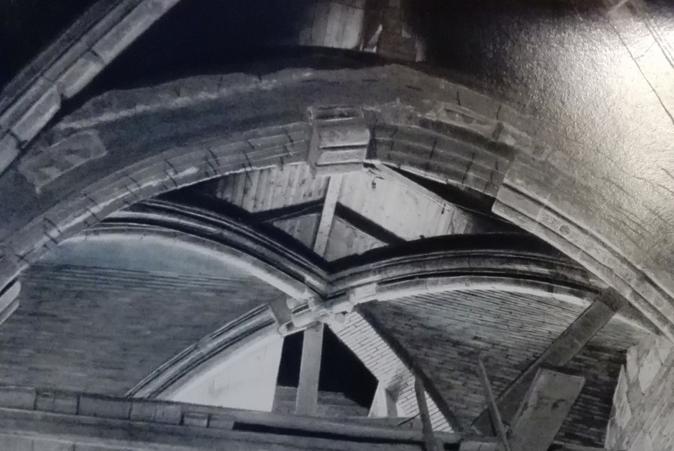 Az esztergomi kápolnát a fellelt, eredeti darabokból építették újjá rejtett vasbeton szerkezettel, a hiányzó boltmezőket pedig műemlékes téglával pótolták., Forrás: A (volt) Forster Központ Fotótára