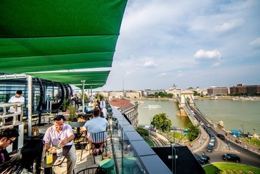 A Clark Hotel tetőbárja. 