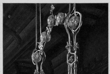 A tanácsterem csillárjának képe a Fellner-albumból, 1908.