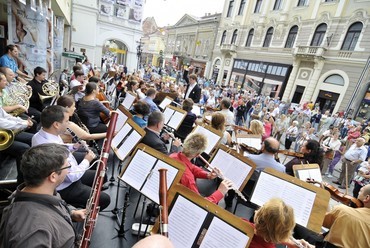 Az operafesztivál a főutcán. 